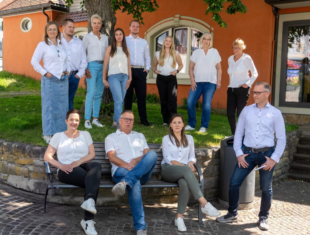 Gruppe vor dem Haus